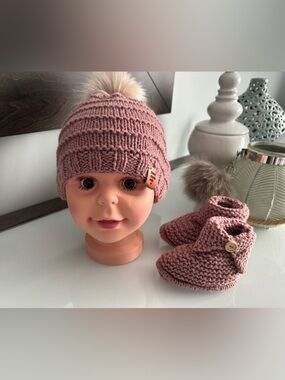 Baby hat with faux fur pompon with booties set